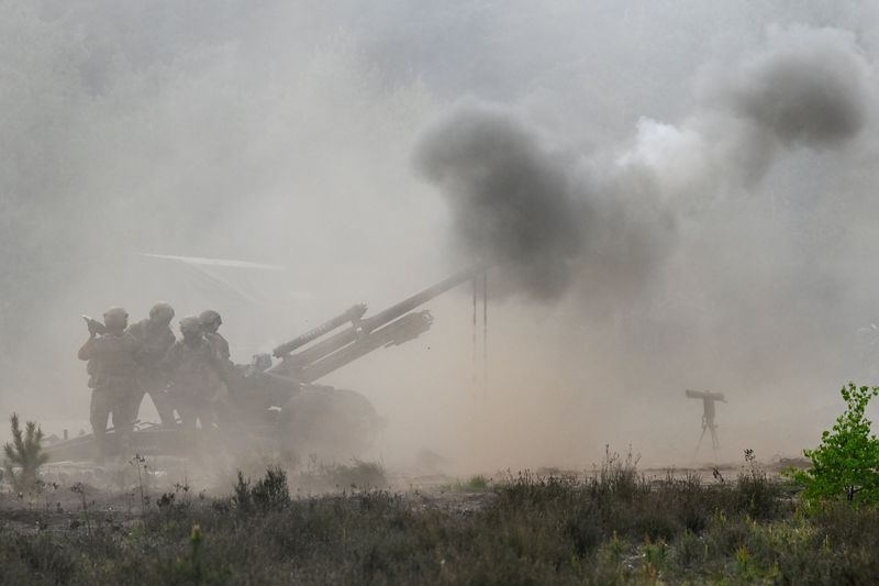 &copy; Reuters. FILE PHOTO: Soldiers shoot from a howitzer during training at a German army base on a NATO media day, in which up to 7,500 soldiers from 9 nations take part, in Munster, Germany, May 10, 2022. REUTERS/Fabian Bimmer