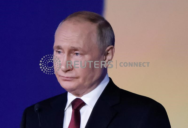 &copy; Reuters. Il presidente russo Vladimir Putin pronuncia un discorso durante una sessione del Forum economico internazionale di San Pietroburgo, il 17 giugno 2022. REUTERS/Maxim Shemetov