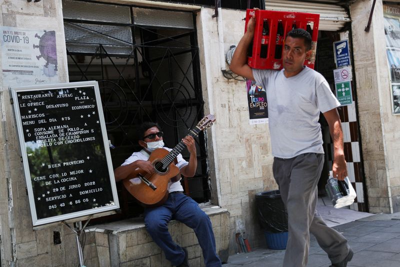 &copy; Reuters. Un hombre toca la guitarra en Izúcar de Matamoros, estado de Puebla, México. 29 de junio, 2022. REUTERS/Edgard Garrido