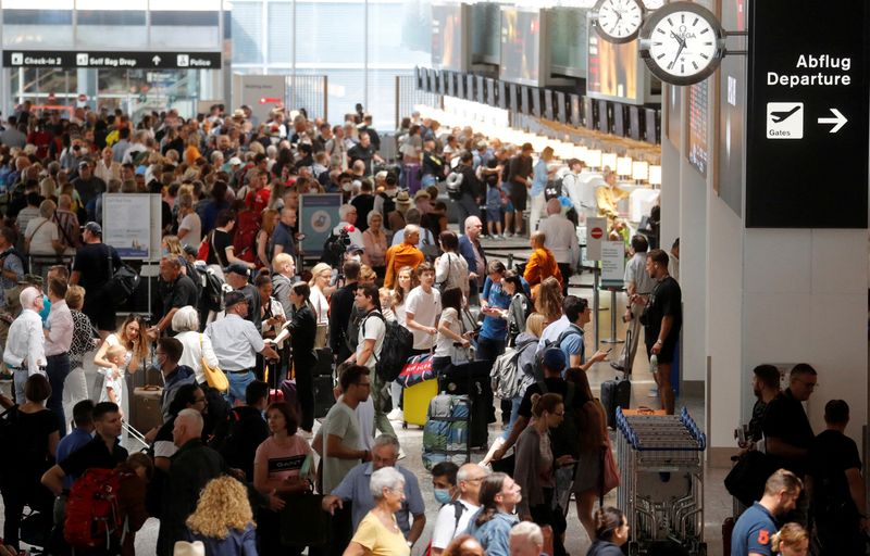 &copy; Reuters. FILE PHOTO: Passengers wait in front of check-in counters in a terminal at Zurich Airport, Switzerland June 15, 2022. REUTERS/Arnd Wiegmann/File Photo