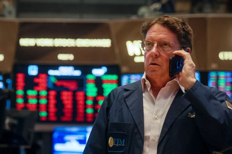 &copy; Reuters. La Bourse de New York a ouvert en baisse jeudi pour la dernière séance de son pire trimestre depuis plus de deux ans. Une dizaine de minutes après le début des échanges, l'indice Dow Jones perd 1,72%, le Standard & Poor's 500 recule de 1,72% et le Na