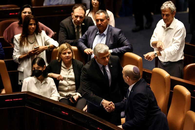 &copy; Reuters. Foto del jueves del Primer Ministro de Israel Naftali Bennett y el canciller Yair Lapid en una sesión del Parlamento en Jerusalen 
Jun 30, 2022. REUTERS/Ronen Zvulun