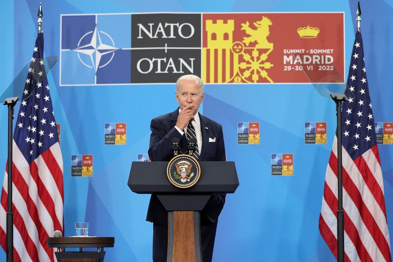 © Reuters. الرئيس الأمريكي جو بايدن خلال مؤتمر صحفي قبل مغادرة قمة حلف شمال الأطلسي في مدريد يوم الخميس. تصوير: ناتشو دوسي-رويترز.