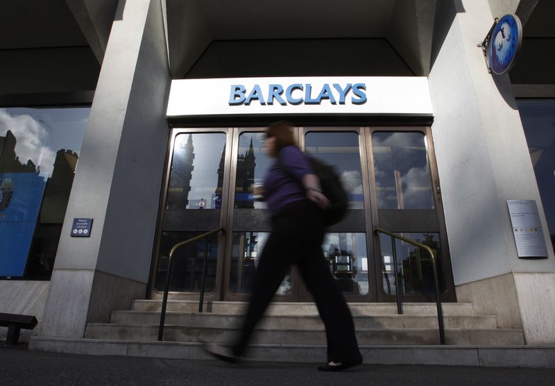 &copy; Reuters. Barclays a annoncé jeudi une augmentation de salaire annuelle de 1.200 livres (1.399,54 euros) pour 35.000 de ses employés en Grande-Bretagne face à la flambée du coût de la vie dans le pays. /Photo d'archives/REUTERS/Stefan Wermuth