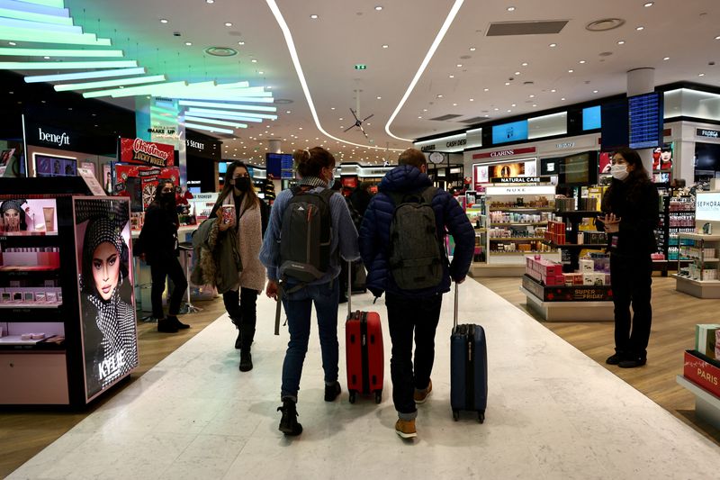 &copy; Reuters. FILE PHOTO: Passengers walk inside a duty free shop at Paris Charles de Gaulle airport in Roissy-en-France near Paris, France, December 2, 2021. REUTERS/Sarah Meyssonnier
