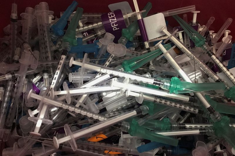 &copy; Reuters. FILE PHOTO: A bin of discarded syringes used to administer COVID-19 vaccines is pictured in the Manhattan borough of New York City, New York, U.S., December 17, 2021. REUTERS/Carlo Allegri