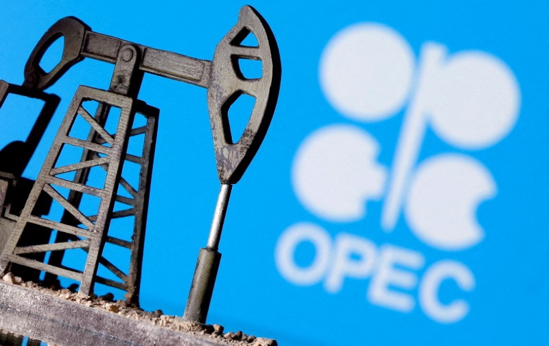 &copy; Reuters. Una miniatura di una pompa petrolifera davanti al logo Opec. REUTERS/Dado Ruvic/