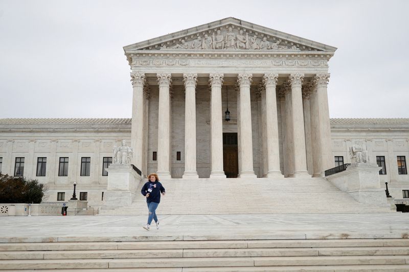 &copy; Reuters. L'edificio della Corte Suprema degli Stati Uniti a Washington. 22 febbraio 2022. REUTERS/Tom Brenner/File Photo
