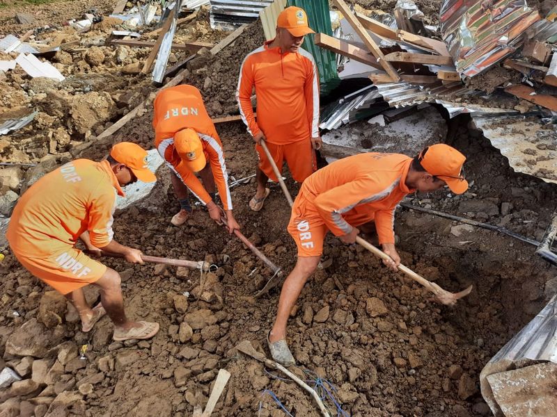 © Reuters. منقذون خلال البحث عن ناجين من انهيار أرضي في مانيبور بشرق الهند يوم الخميس. صورة لرويترز محظور إعادة بيعها او وضعها في أرشيف.