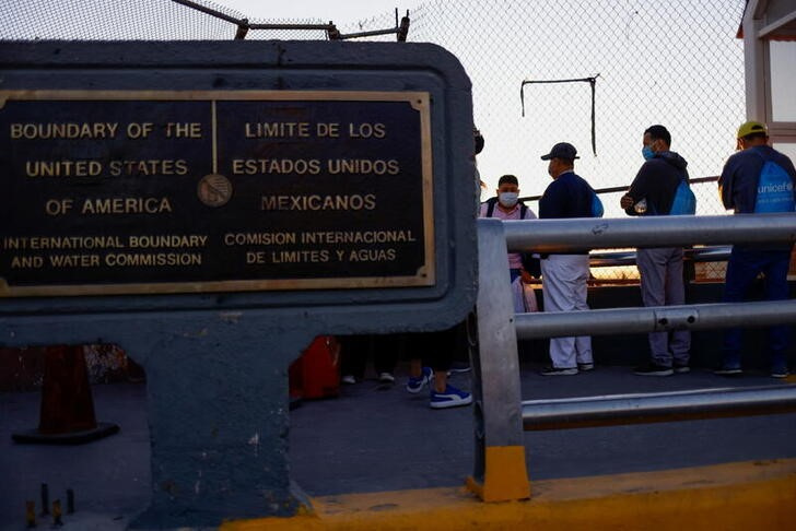 &copy; Reuters. Migrantes solicitantes de asilo, bajo el programa de Protocolos de Protección al Migrante (MPP), esperan en el Puente Internacional Paso del Norte para asistir a una audiencia judicial para solicitantes de asilo en los Estados Unidos, en Ciudad Juárez, 
