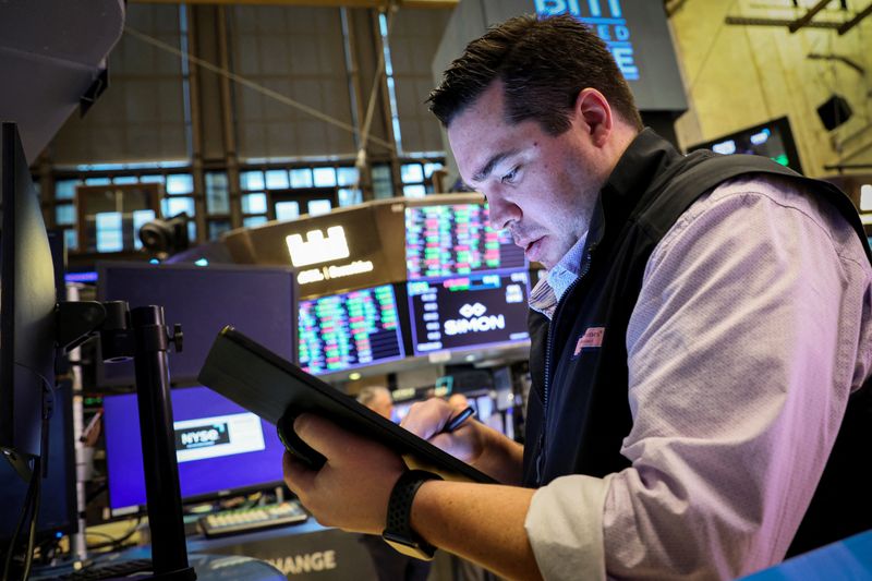 &copy; Reuters. IMAGEN DE ARCHIVO. Un operador trabaja en el piso de la Bolsa de Valores de Nueva York (NYSE), en la Ciudad de Nueva York, EEUU