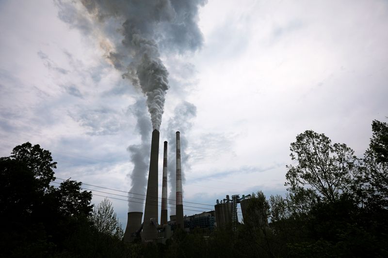© Reuters. Exhaust rises from the stacks of a coal-fired power station in West Virginia. Picture taken May 2018.  REUTERS/Brian Snyder  