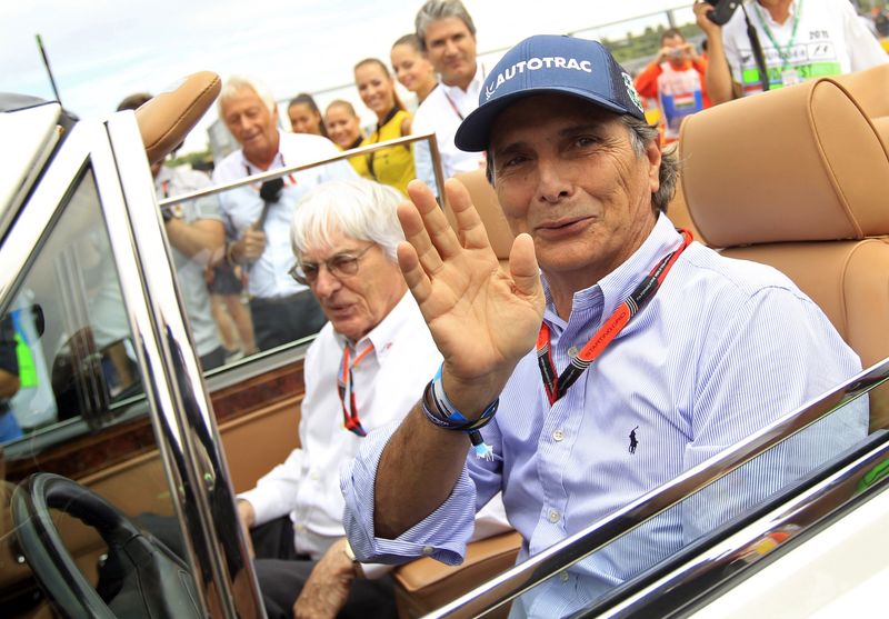 &copy; Reuters. Tricampeão mundial de Fórmula 1 Nelson Piquet ao lado do ex-chefe da categoria Bernie Ecclestone, durante Grande Prêmio da Hungria de 2015
26/07/2015 REUTERS/Bernadett Szabo