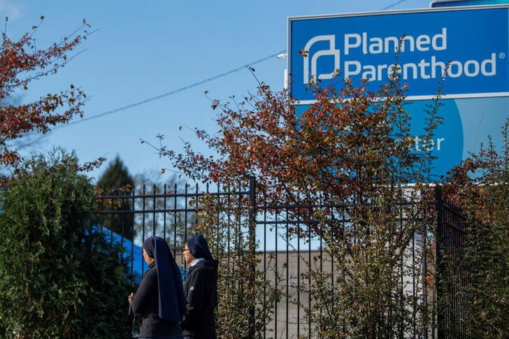 &copy; Reuters. FOTO DE ARCHIVO-Monjas rezan fuera de un local de Planned Parenthood en Columbus, Ohio, Estados Unidos. 12 de noviembre de 2021. REUTERS/Gaelen Morse