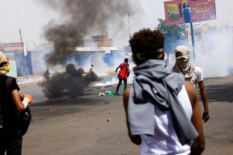 &copy; Reuters. Protesters attend a rally against military rule, following the last coup and to commemorate the 3rd anniversary of demonstrations in Khartoum, Sudan June 30, 2022. REUTERS/Mohamed Nureldin Abdallah