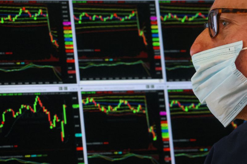 © Reuters. A specialist trader works on the floor of the New York Stock Exchange (NYSE) in New York City, U.S., June 30, 2022.  REUTERS/Brendan McDermid