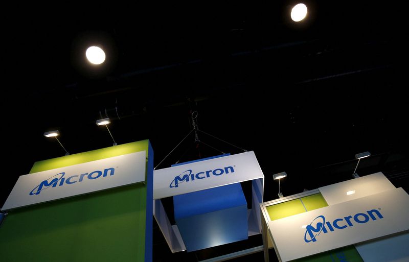 © Reuters. FILE PHOTO: The logo of U.S. memory chip maker MicronTechnology is pictured at their booth at an industrial fair in Frankfurt, Germany, July 14, 2015. REUTERS/Kai Pfaffenbach/File Photo