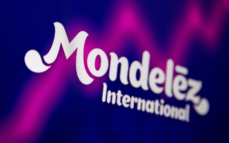 &copy; Reuters. FILE PHOTO: Mondelez International logo and stock graph are seen displayed in this illustration picture taken July 26, 2021. REUTERS/Dado Ruvic/Illustration