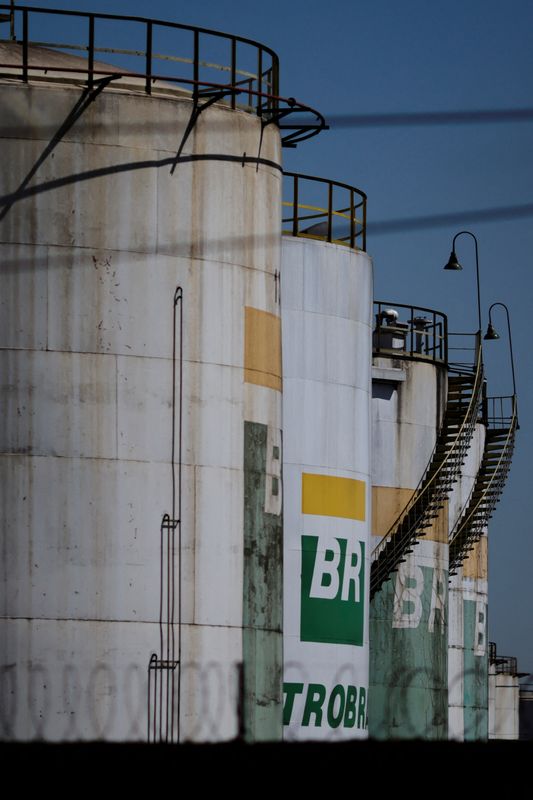 © Reuters. Tanque de combustível da Petrobras em Brasília
30/06/2022
REUTERS/Ueslei Marcelino