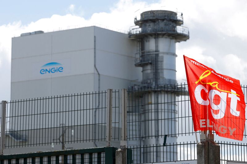 © Reuters. FILE PHOTO: A flag of French CGT labour union is seen in front of the Engie power plant as workers on strike gather at the Montoir-de-Bretagne LNG Terminal near Saint-Nazaire, France, June 28, 2022. REUTERS/Stephane Mahe/File Photo