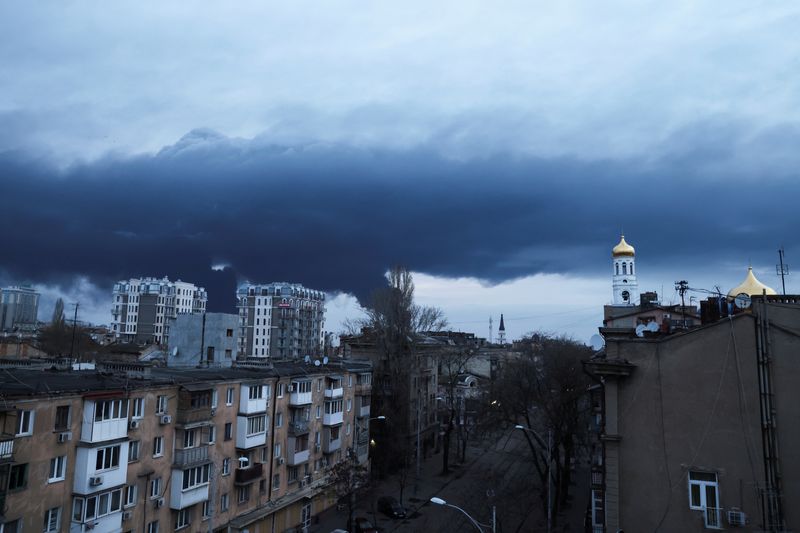 &copy; Reuters. 　７月１日未明、ウクライナ南部の港湾都市オデーサ（オデッサ）で、ロシアのミサイルが集合住宅に着弾し、少なくとも１０人が死亡した。前日にはウクライナ軍が黒海の戦略的前哨基地