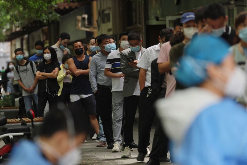 &copy; Reuters. أشخاص يصطفون لإجراء اختبار فيروس كورونا في بكين يوم 13 يونيو حزيران 2022. تصوير: تينغشو وانغ - رويترز.