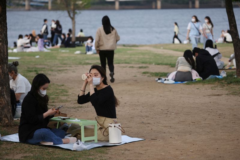 &copy; Reuters. 　７月１日、ロイターの集計によると、新型コロナウイルスの感染者は世界全体で５億４４４６万人を超え、死者は６７４万５１５９人となった。写真はソウルで４月撮影（２０２２年　ロ