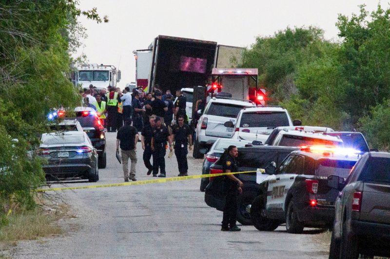 © Reuters. Law enforcement officers work at the scene where people were found dead inside a trailer truck in San Antonio, Texas, U.S. June 27, 2022. REUTERS/Kaylee Greenlee Beal