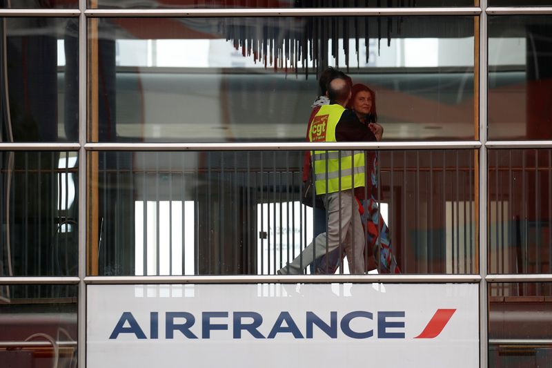 &copy; Reuters. Air France négocie de nouvelles suppressions d'emplois avec les syndicats, rapporte jeudi le Figaro, alors que la compagnie aérienne a déjà supprimé des milliers de postes par le biais de départs volontaires. /Photo d'archives/REUTERS/Gonzalo Fuente