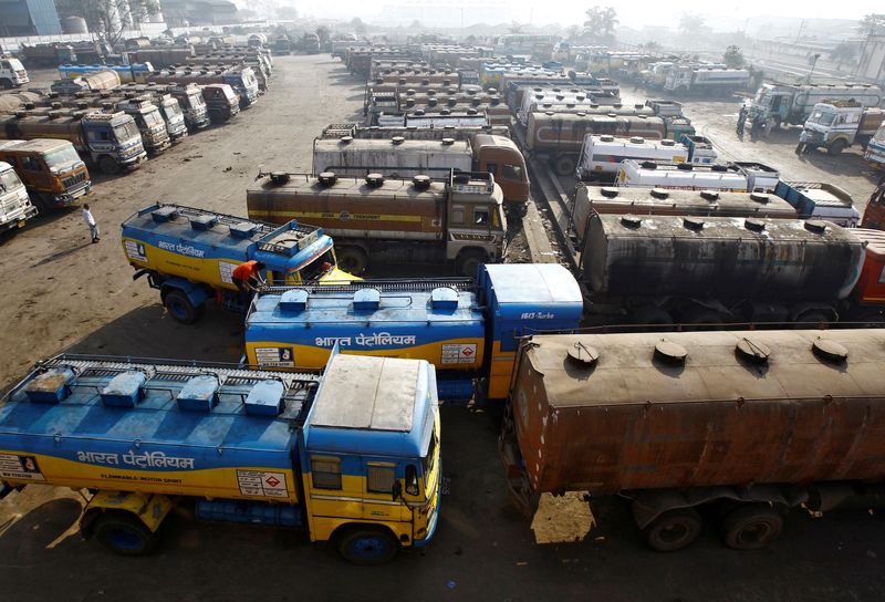 &copy; Reuters. FILE PHOTO: Oil tankers are seen parked at a yard outside a fuel depot on the outskirts of Kolkata February 3, 2015.   REUTERS/Rupak De Chowdhuri