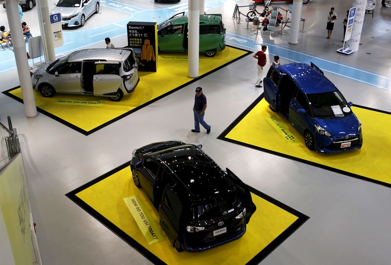 &copy; Reuters. 　７月１日、自動車販売の業界団体が発表した６月の国内新車販売台数は、前年同月比１０．３％減の３２万７８９６台と１２カ月連続で減少した。写真は都内にある自動車のショールーム
