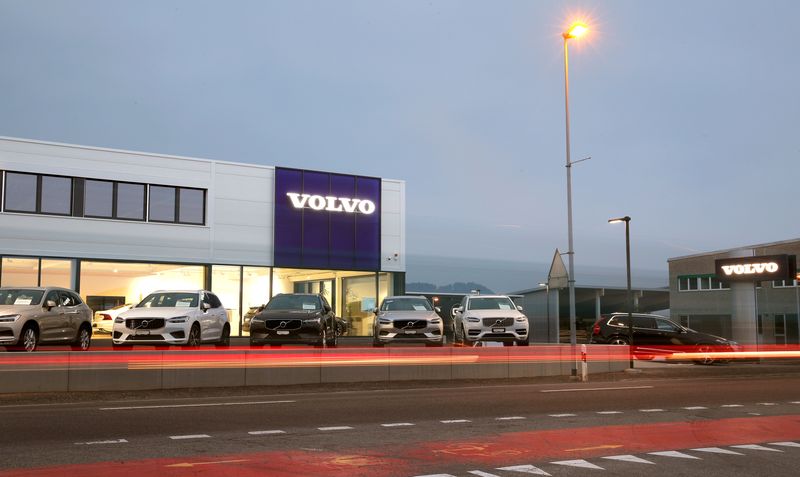 &copy; Reuters. FILE PHOTO: A long exposure picture shows cars of Swedish automobile manufacturer Volvo displayed in front of a showroom of Stierli Automobile AG company in St. Erhard, Switzerland April 11, 2019. REUTERS/Arnd Wiegmann/File Photo
