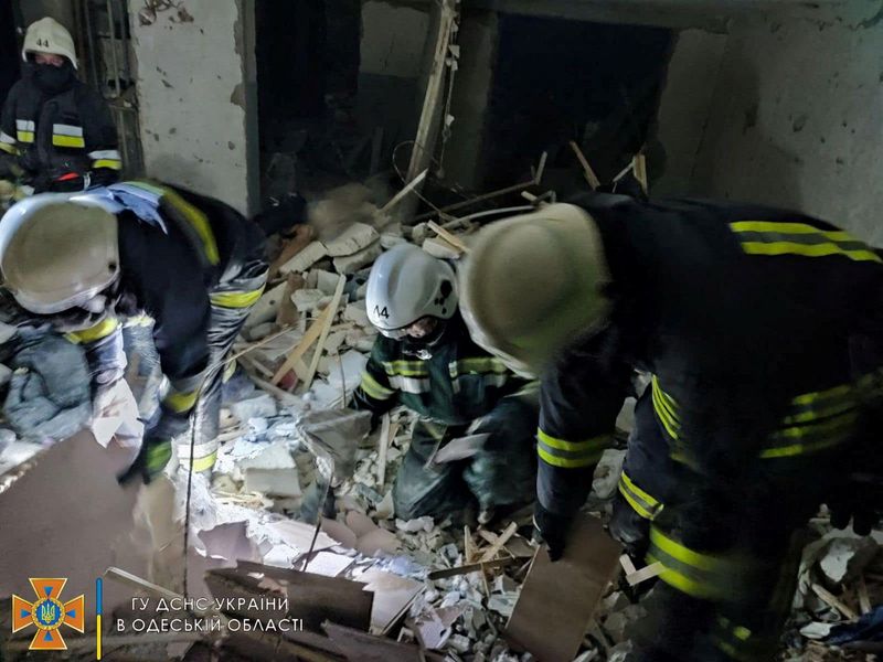 © Reuters. Rescue workers work at the scene of a missile strike at a location given as Bilhorod-Dnistrovskyi, Odesa region, Ukraine, in this handout image released July 1, 2022. State Emergency Services of Ukraine/Handout via REUTERS