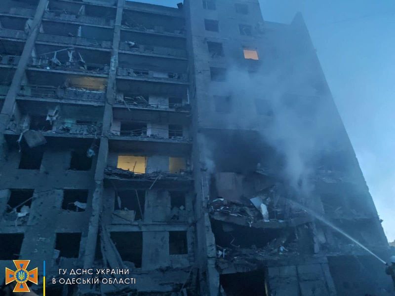 &copy; Reuters. مبنى مدمر جراء هجوم صاروخي قرب أوديسا يوم الجمعة. صورة لرويترز من خدمة الطوارئ الأوكرانية.