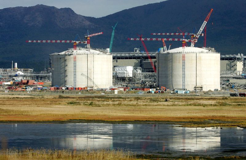 © Reuters. FILE PHOTO: A general view shows the Sakhalin-2 project's liquefaction gas plant in Prigorodnoye, about 70 km (44 miles) south of Yuzhno-Sakhalinsk, October 13, 2006. REUTERS/Sergei Karpukhin