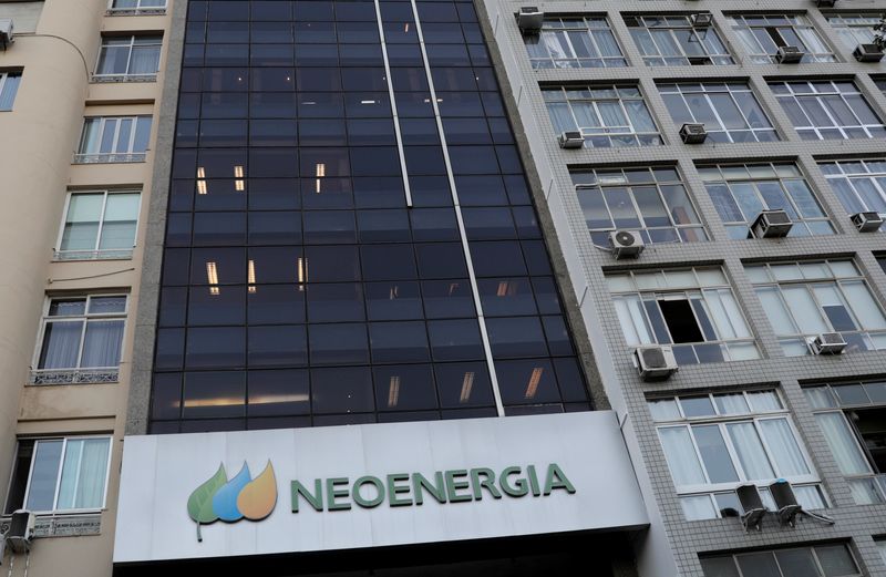 &copy; Reuters. FOTO DE ARCHIVO. La fachada de la sede de la compañía de energía Neoenergia, controlada por la española Iberdrola, en Río de Janeiro, Brasil
