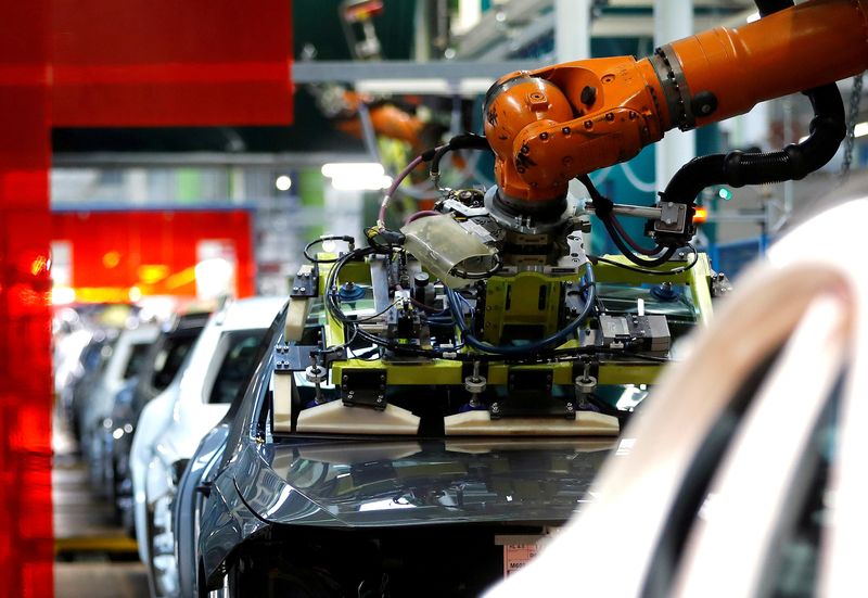 &copy; Reuters. FILE PHOTO: A robot adjusts a windscreen in a fully automated process at the Daimler factory in Rastatt, Germany, February 4, 2019. REUTERS/Kai Pfaffenbach