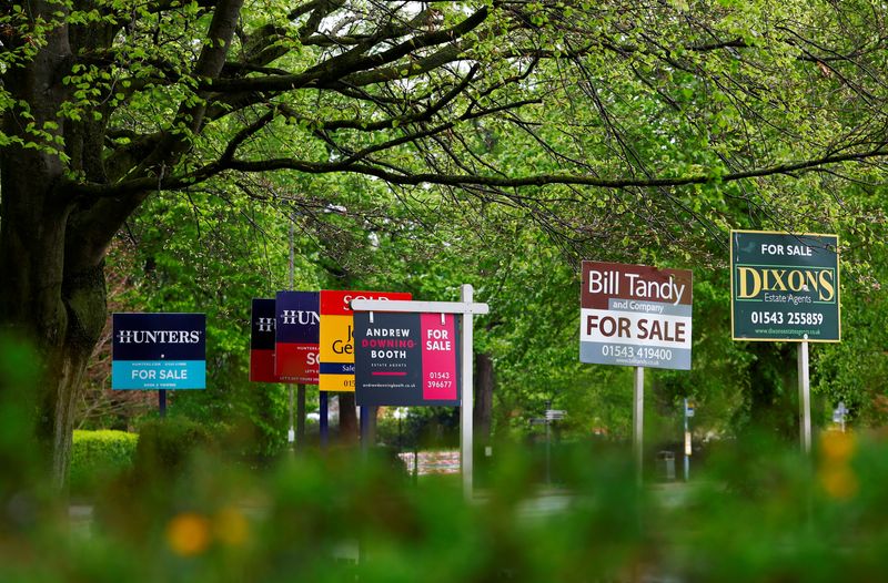 © Reuters. FILE PHOTO: Property estate agent sales and letting signs are seen outside an apartment building in Lichfield, Britain, May 3, 2022. REUTERS/Andrew Boyers
