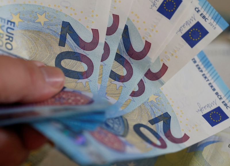&copy; Reuters. 　７月１日、トレードウェブが公表したデータによると、利回りがマイナスのユーロ圏国債は６月に１兆ユーロを割り込み、市場全体の１０％未満となった。２０１６年８月撮影（２０２２