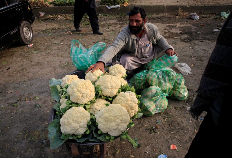 &copy; Reuters. FILE PHOTO: A man arranges cauliflowers for sale on his wheelbarrow at a vegetable market in Islamabad, Pakistan January 29, 2018. REUTERS/Faisal Mahmood