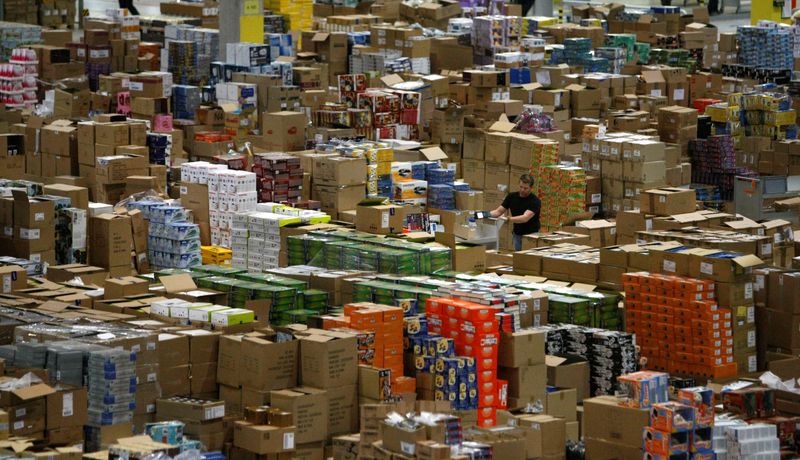 &copy; Reuters. FOTO DE ARCHIVO. Un trabajador clasifica paquetes en el almacén de Amazon en Leipzig, Alemania. 3 de diciembre de 2008. REUTERS/Fabrizio Bensch