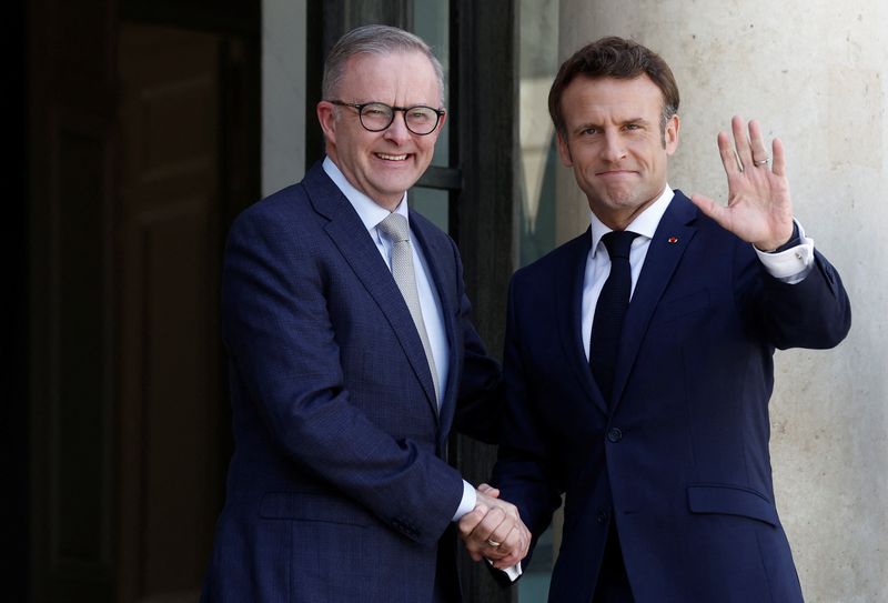 &copy; Reuters. Le président français Emmanuel Macron, qui a reçu vendredi le nouveau Premier ministre australien Anthony Albanese à l'Elysée pour un déjeuner de travail, a salué sa volonté de "rebâtir une relation de confiance" entre Paris et Canberra, après l