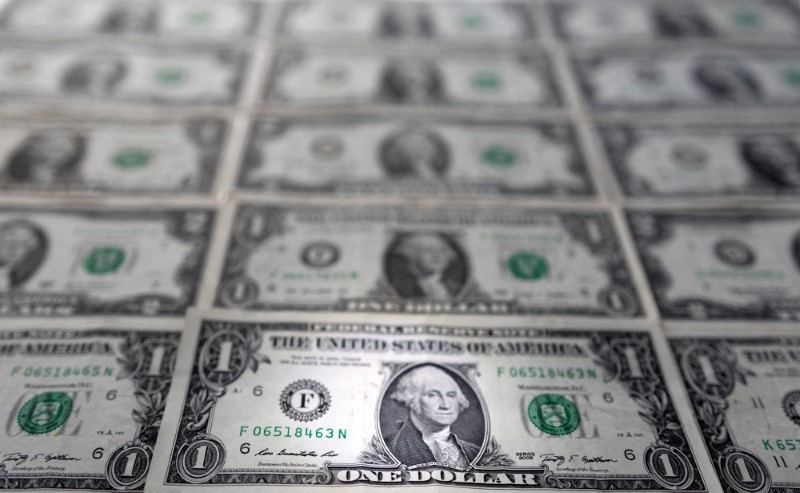 &copy; Reuters. Ilustración fotográfica de billetes de dólar. 14 febrero 2022. REUTERS/Dado Ruvic