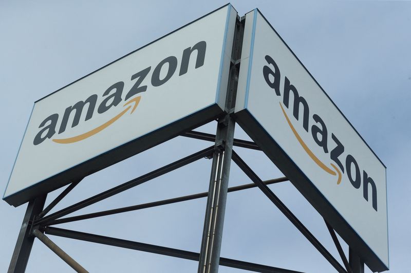 &copy; Reuters. Un logo Amazon è raffigurato in un centro logistico a Mannheim, Germania, 17 settembre 2019. REUTERS/Ralph Orlowski/file Photo