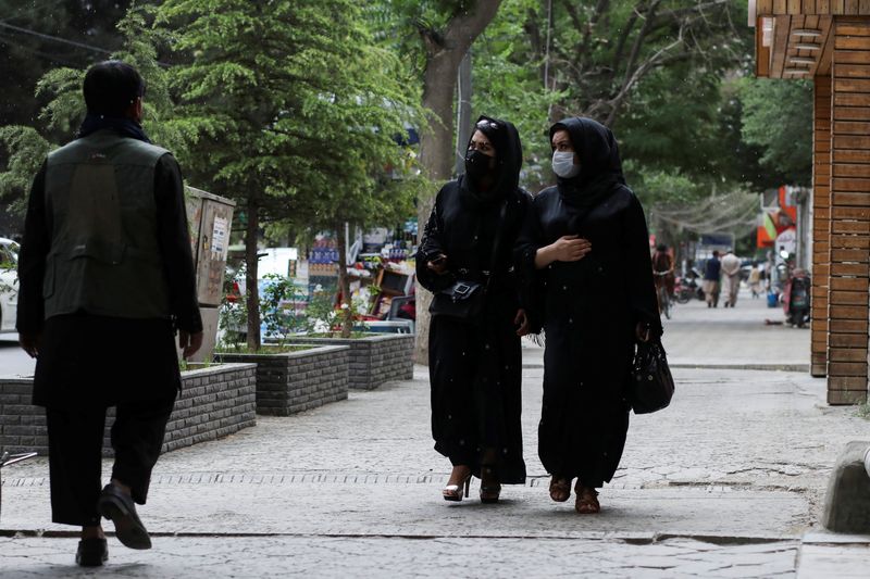 &copy; Reuters. IMAGEN DE ARCHIVO. Mujeres afganas caminan en una calle en Kabul, Afganistán, Mayo 9, 2022. REUTERS/Ali Khara