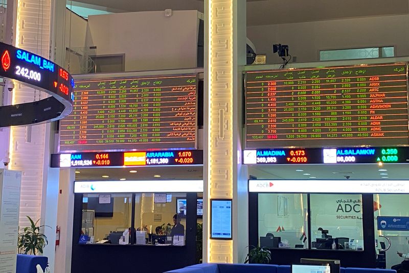 &copy; Reuters. شاشات إلكترونية تظهر حركة تداول الأسهم ببورصة دبي في صورة من أرشيف رويترز.
