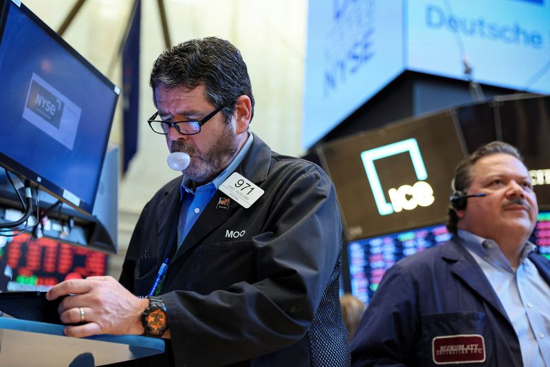 &copy; Reuters. متعاملان يتابعان حركة تداول الأسهم في بورصة نيويورك يوم الخميس. تصوير: بريندان ماكديرميد-رويترز.