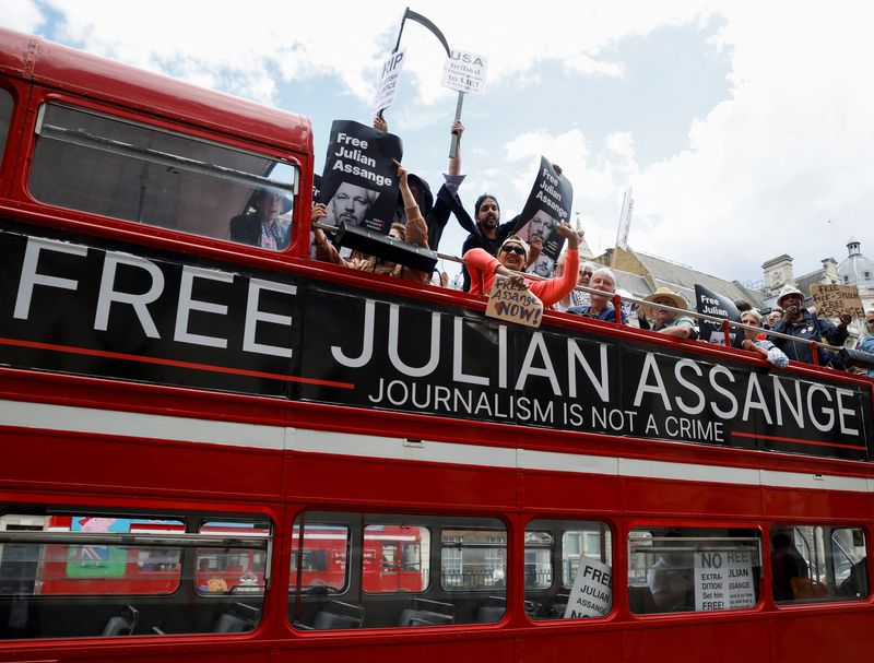 &copy; Reuters. Protesters ride on a bus during a 'Free Assange' demonstration to mark WikiLeaks founder Julian Assange's birthday, in London, Britain, July 1, 2022. REUTERS/John Sibley