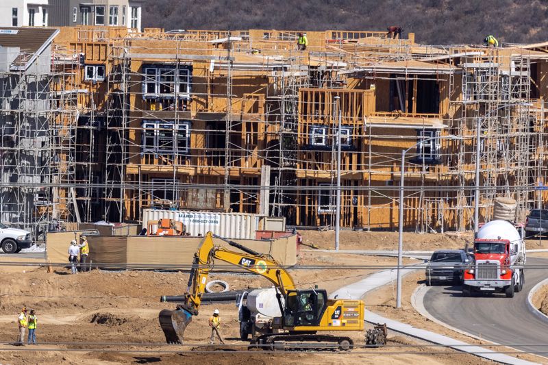 &copy; Reuters. Construção de um grande conjunto habitacional de várias unidades em San Diego, Califórnia, EUA, 20 de setembro de 2021. REUTERS/Mike Blake