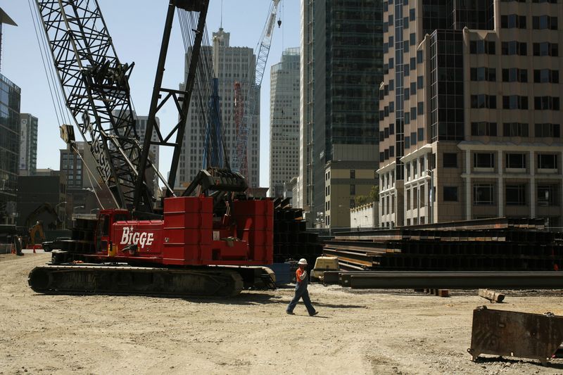&copy; Reuters. Les dépenses de construction aux Etats-Unis ont enregistré une baisse inattendue en mai, ce qui prouve une fois de plus que le resserrement de la politique monétaire de la Réserve fédérale affecte l'économie. /Photo d'archives/REUTERS/Robert Galbra